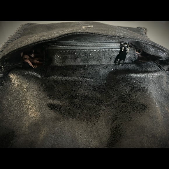 Stunning Chain-Trimmed Crossbody Bag in Grey - Picture 7 of 9